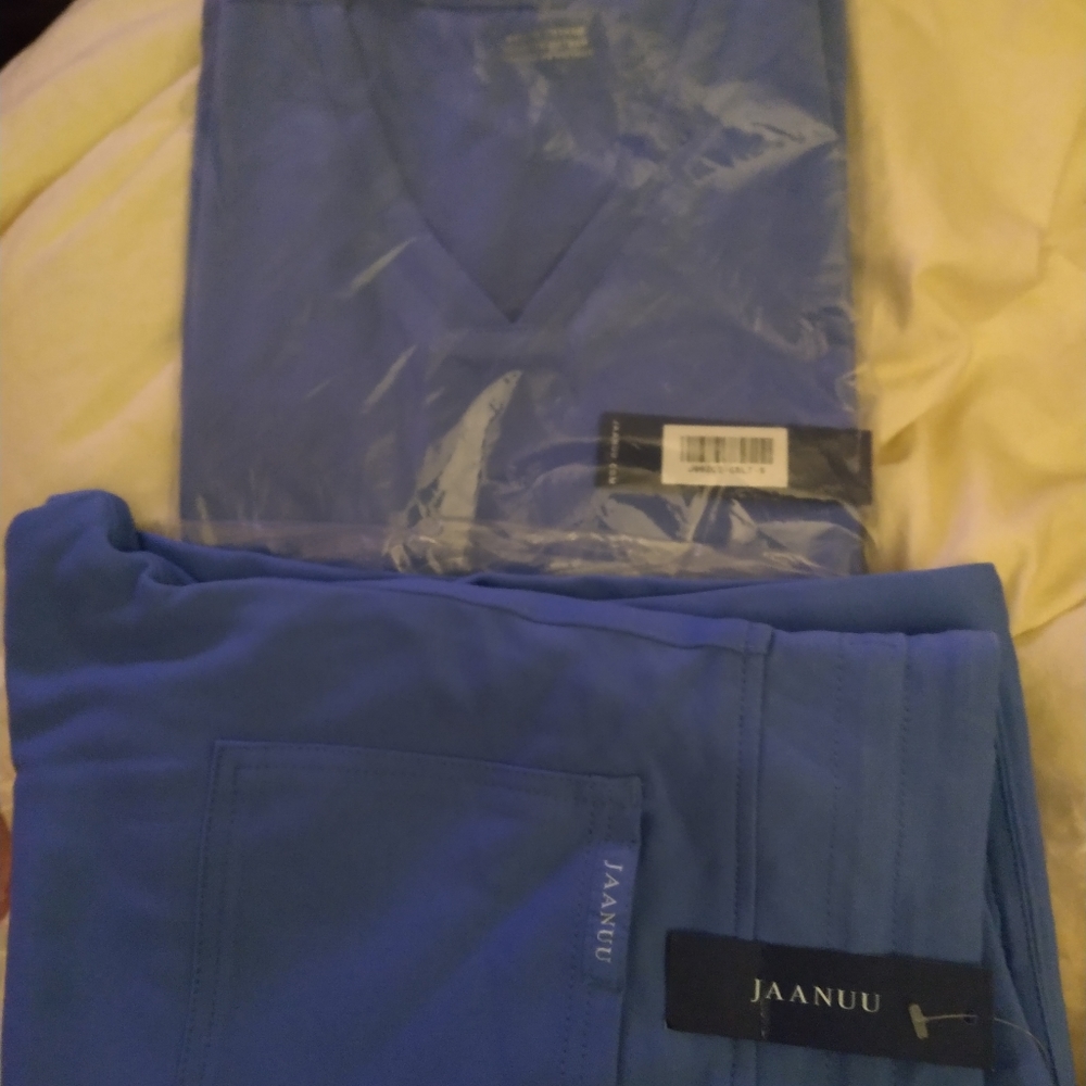 Jaanuu  Medical Top &  10 Pocket Bottoms Small  New! Comes with free gift 🎁